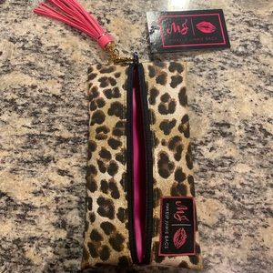 Makeup Junkie Savannah. Brand new, w/ tag.